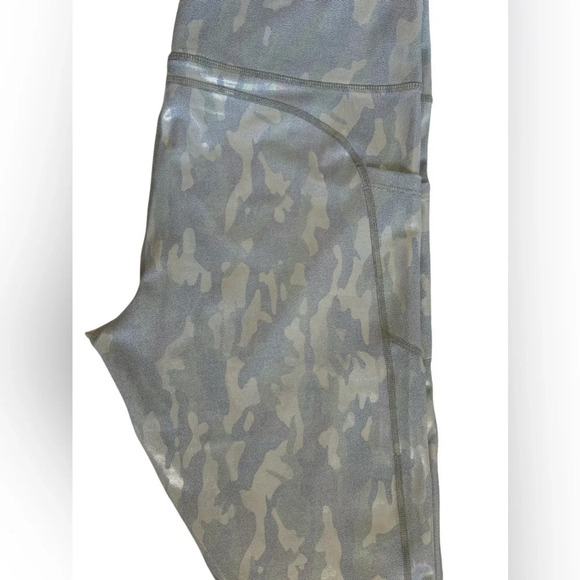 ZYIA Silver Camo Metallic holographic unicorn Hi-Rise crop
Leggings plus size 20 - Picture 7 of 12